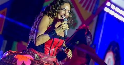 Daniela Mercury's Axé Bahia Concert: A Carnival of Sound and Sensational Stage Presence!